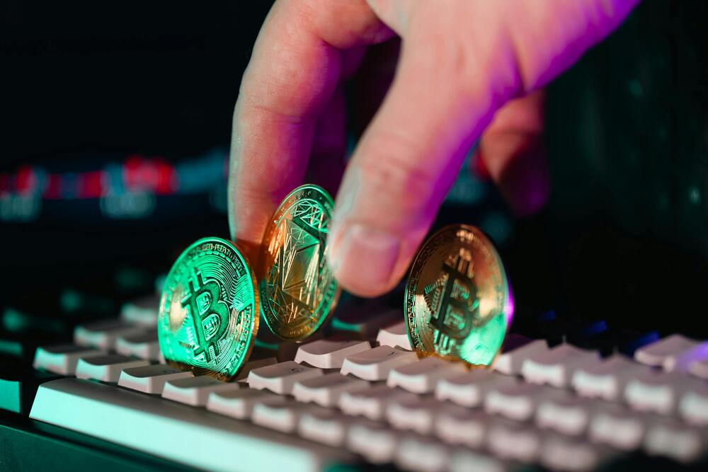 token crypto sur un clavier